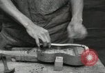 Immagine di Costruzione di Ukulele Hawaii USA, 1917, secondo 62 filmato di repertorio 65675023085