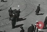 Standbild arbeitslose Männer demonstrieren während der Depression Minneapolis Minnesota USA, 1934, aus Sekunde 56 historischem Filmmaterial Videoclip 65675023138