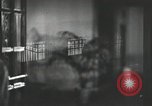 Standbild Dramatisierung über Ärzte Reaktion auf den Tod von Patienten in childbi United States USA, 1940, aus Sekunde 1 historischem Filmmaterial Videoclip 65675023141