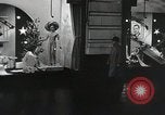 Standbild Dramatisierung über Ärzte Reaktion auf den Tod von Patienten in childbi United States USA, 1940, aus Sekunde 17 historischem Filmmaterial Videoclip 65675023141