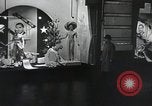 Standbild Dramatisierung über Ärzte Reaktion auf den Tod von Patienten in childbi United States USA, 1940, aus Sekunde 18 historischem Filmmaterial Videoclip 65675023141