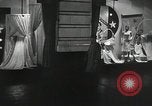 Standbild Dramatisierung über Ärzte Reaktion auf den Tod von Patienten in childbi United States USA, 1940, aus Sekunde 31 historischem Filmmaterial Videoclip 65675023141