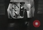 Standbild Dramatisierung über Ärzte Reaktion auf den Tod von Patienten in childbi United States USA, 1940, aus Sekunde 35 historischem Filmmaterial Videoclip 65675023141