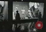Standbild Dramatisierung über Ärzte Reaktion auf den Tod von Patienten in childbi United States USA, 1940, aus Sekunde 46 historischem Filmmaterial Videoclip 65675023141