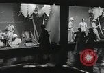 Standbild Dramatisierung über Ärzte Reaktion auf den Tod von Patienten in childbi United States USA, 1940, aus Sekunde 49 historischem Filmmaterial Videoclip 65675023141