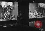 Standbild Dramatisierung über Ärzte Reaktion auf den Tod von Patienten in childbi United States USA, 1940, aus Sekunde 56 historischem Filmmaterial Videoclip 65675023141