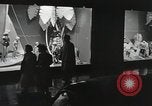 Standbild Dramatisierung über Ärzte Reaktion auf den Tod von Patienten in childbi United States USA, 1940, aus Sekunde 58 historischem Filmmaterial Videoclip 65675023141