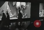 Standbild Dramatisierung über Ärzte Reaktion auf den Tod von Patienten in childbi United States USA, 1940, aus Sekunde 59 historischem Filmmaterial Videoclip 65675023141
