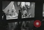 Standbild Dramatisierung über Ärzte Reaktion auf den Tod von Patienten in childbi United States USA, 1940, aus Sekunde 60 historischem Filmmaterial Videoclip 65675023141