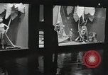 Standbild Dramatisierung über Ärzte Reaktion auf den Tod von Patienten in childbi United States USA, 1940, aus Sekunde 62 historischem Filmmaterial Videoclip 65675023141