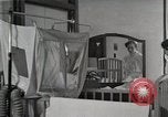 Immagine di Bambino nella tenda di ossigeno Detroit Michigan USA, 1936, secondo 4 filmato di repertorio 65675023151