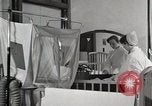 Immagine di Bambino nella tenda di ossigeno Detroit Michigan USA, 1936, secondo 5 filmato di repertorio 65675023151