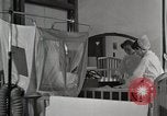 Immagine di Bambino nella tenda di ossigeno Detroit Michigan USA, 1936, secondo 6 filmato di repertorio 65675023151