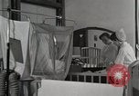 Immagine di Bambino nella tenda di ossigeno Detroit Michigan USA, 1936, secondo 7 filmato di repertorio 65675023151