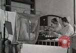 Immagine di Bambino nella tenda di ossigeno Detroit Michigan USA, 1936, secondo 8 filmato di repertorio 65675023151