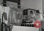 Immagine di Bambino nella tenda di ossigeno Detroit Michigan USA, 1936, secondo 10 filmato di repertorio 65675023151