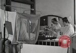 Immagine di Bambino nella tenda di ossigeno Detroit Michigan USA, 1936, secondo 11 filmato di repertorio 65675023151