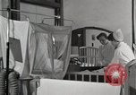 Immagine di Bambino nella tenda di ossigeno Detroit Michigan USA, 1936, secondo 13 filmato di repertorio 65675023151