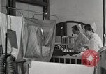 Immagine di Bambino nella tenda di ossigeno Detroit Michigan USA, 1936, secondo 14 filmato di repertorio 65675023151
