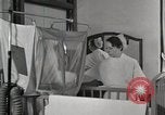 Immagine di Bambino nella tenda di ossigeno Detroit Michigan USA, 1936, secondo 15 filmato di repertorio 65675023151