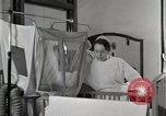 Immagine di Bambino nella tenda di ossigeno Detroit Michigan USA, 1936, secondo 16 filmato di repertorio 65675023151