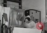 Immagine di Bambino nella tenda di ossigeno Detroit Michigan USA, 1936, secondo 17 filmato di repertorio 65675023151