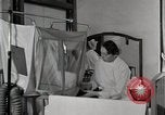 Immagine di Bambino nella tenda di ossigeno Detroit Michigan USA, 1936, secondo 18 filmato di repertorio 65675023151