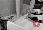 Immagine di Bambino nella tenda di ossigeno Detroit Michigan USA, 1936, secondo 19 filmato di repertorio 65675023151