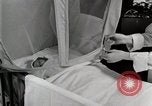 Immagine di Bambino nella tenda di ossigeno Detroit Michigan USA, 1936, secondo 20 filmato di repertorio 65675023151