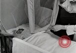 Immagine di Bambino nella tenda di ossigeno Detroit Michigan USA, 1936, secondo 21 filmato di repertorio 65675023151