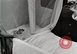 Immagine di Bambino nella tenda di ossigeno Detroit Michigan USA, 1936, secondo 27 filmato di repertorio 65675023151
