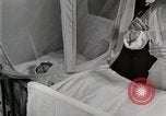 Immagine di Bambino nella tenda di ossigeno Detroit Michigan USA, 1936, secondo 28 filmato di repertorio 65675023151