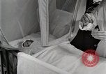 Immagine di Bambino nella tenda di ossigeno Detroit Michigan USA, 1936, secondo 29 filmato di repertorio 65675023151