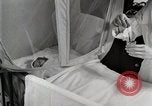 Immagine di Bambino nella tenda di ossigeno Detroit Michigan USA, 1936, secondo 30 filmato di repertorio 65675023151