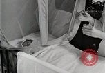 Immagine di Bambino nella tenda di ossigeno Detroit Michigan USA, 1936, secondo 31 filmato di repertorio 65675023151