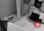 Immagine di Bambino nella tenda di ossigeno Detroit Michigan USA, 1936, secondo 32 filmato di repertorio 65675023151