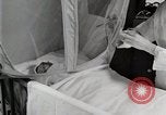 Immagine di Bambino nella tenda di ossigeno Detroit Michigan USA, 1936, secondo 33 filmato di repertorio 65675023151
