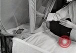 Immagine di Bambino nella tenda di ossigeno Detroit Michigan USA, 1936, secondo 34 filmato di repertorio 65675023151