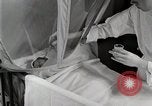 Immagine di Bambino nella tenda di ossigeno Detroit Michigan USA, 1936, secondo 35 filmato di repertorio 65675023151