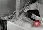 Immagine di Bambino nella tenda di ossigeno Detroit Michigan USA, 1936, secondo 36 filmato di repertorio 65675023151
