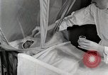 Immagine di Bambino nella tenda di ossigeno Detroit Michigan USA, 1936, secondo 38 filmato di repertorio 65675023151