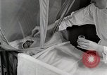 Immagine di Bambino nella tenda di ossigeno Detroit Michigan USA, 1936, secondo 39 filmato di repertorio 65675023151