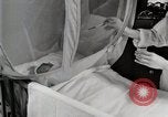Immagine di Bambino nella tenda di ossigeno Detroit Michigan USA, 1936, secondo 41 filmato di repertorio 65675023151