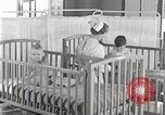 Immagine di Bambino nella tenda di ossigeno Detroit Michigan USA, 1936, secondo 42 filmato di repertorio 65675023151