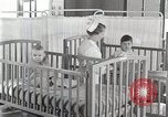 Immagine di Bambino nella tenda di ossigeno Detroit Michigan USA, 1936, secondo 43 filmato di repertorio 65675023151
