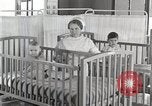 Immagine di Bambino nella tenda di ossigeno Detroit Michigan USA, 1936, secondo 44 filmato di repertorio 65675023151