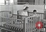 Immagine di Bambino nella tenda di ossigeno Detroit Michigan USA, 1936, secondo 45 filmato di repertorio 65675023151