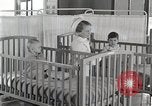 Immagine di Bambino nella tenda di ossigeno Detroit Michigan USA, 1936, secondo 46 filmato di repertorio 65675023151