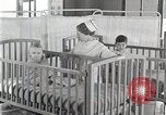 Immagine di Bambino nella tenda di ossigeno Detroit Michigan USA, 1936, secondo 47 filmato di repertorio 65675023151