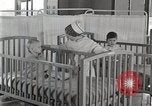 Immagine di Bambino nella tenda di ossigeno Detroit Michigan USA, 1936, secondo 48 filmato di repertorio 65675023151